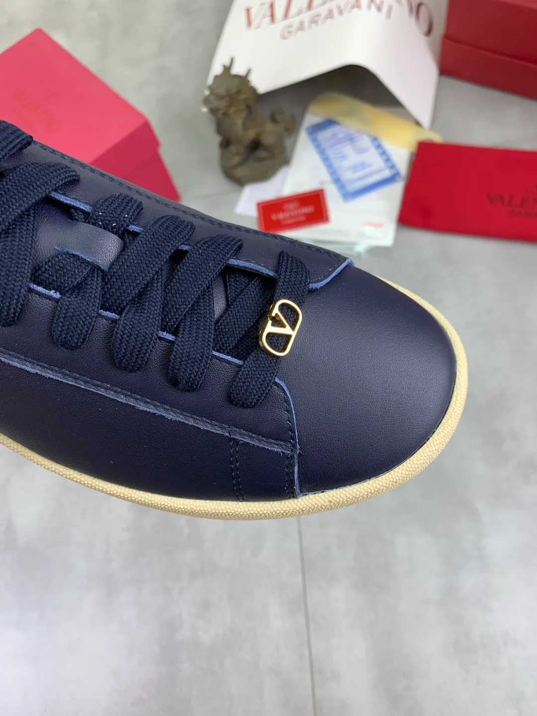 Men's men's shoes 💰P520 New style 💰 Top version Valentino Valentino 25/ Royco series Cherry 🍒Couple style Casual sneakers White shoes Original purchase and development Production Classic and timeless low-top sneakers outline a lazy silhouette, supplemented by low-key and restrained brand details, evolved into a must-have item in the wardrobe, comfortable and versatile!  ✔️Fabric: Original customized first-layer cowhide ✔️Inner lining: Imported breathable sheep lining ✔️Sole: Original molded anti-slip rubber material ✔️Size: 38-45